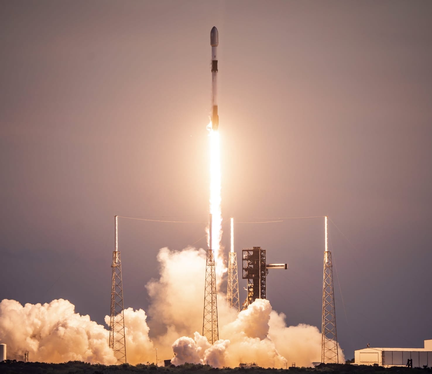 Falcon 9 lifting off from Space Launch Complex 40 for the Starlink Group 6-95 mission. ©SpaceX