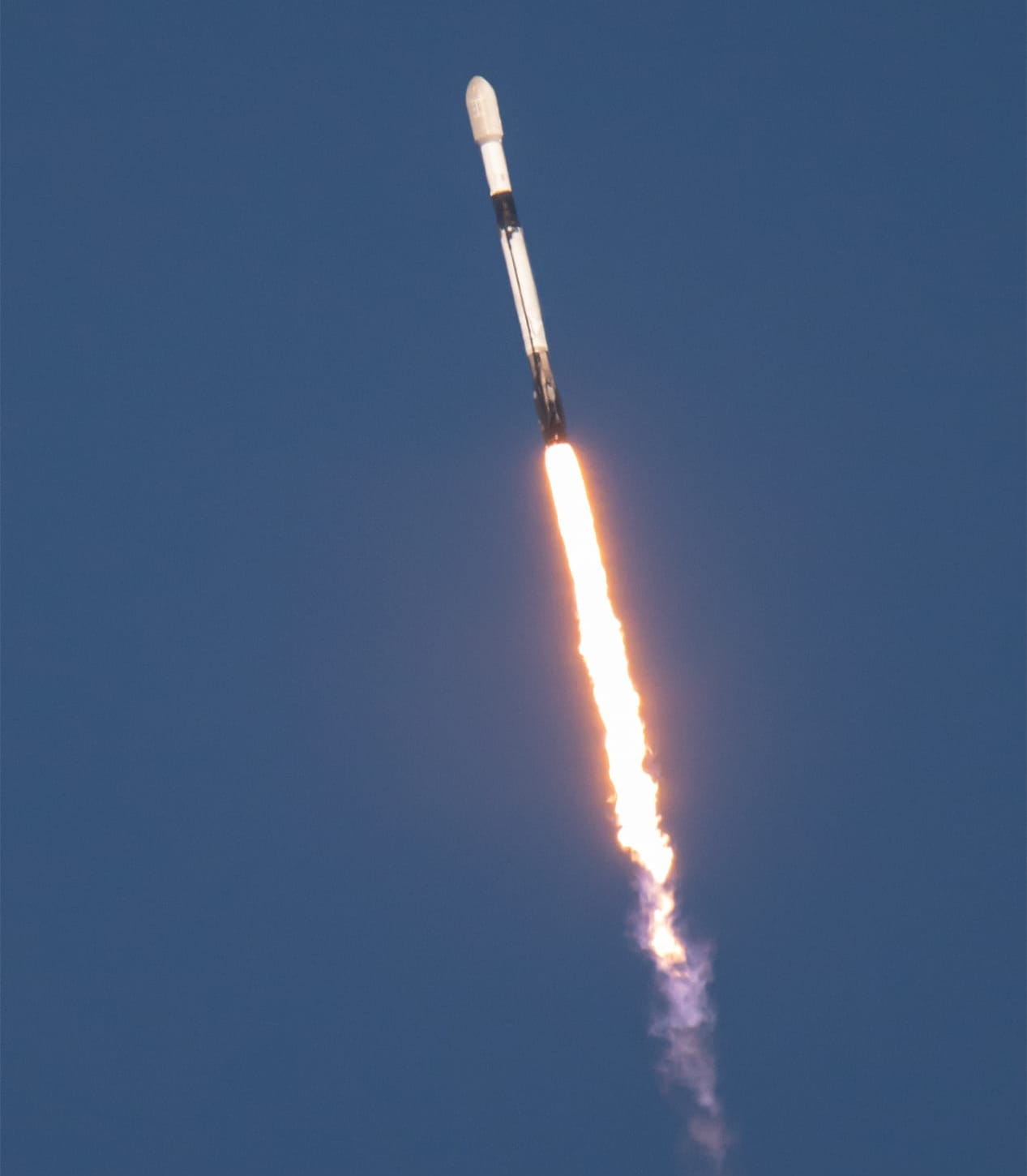 Falcon 9 during first-stage flight for the Starlink Group 15-13 mission. ©SpaceX