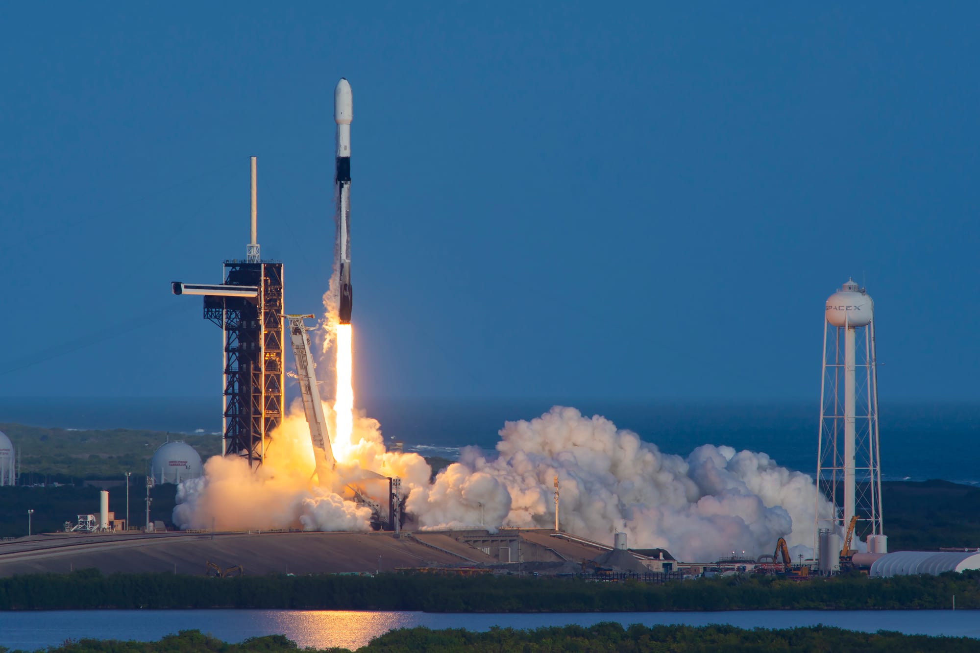 Falcon 9 lifting off from Launch Complex 39A for the Starlink Group 6-99 mission. ©SpaceX