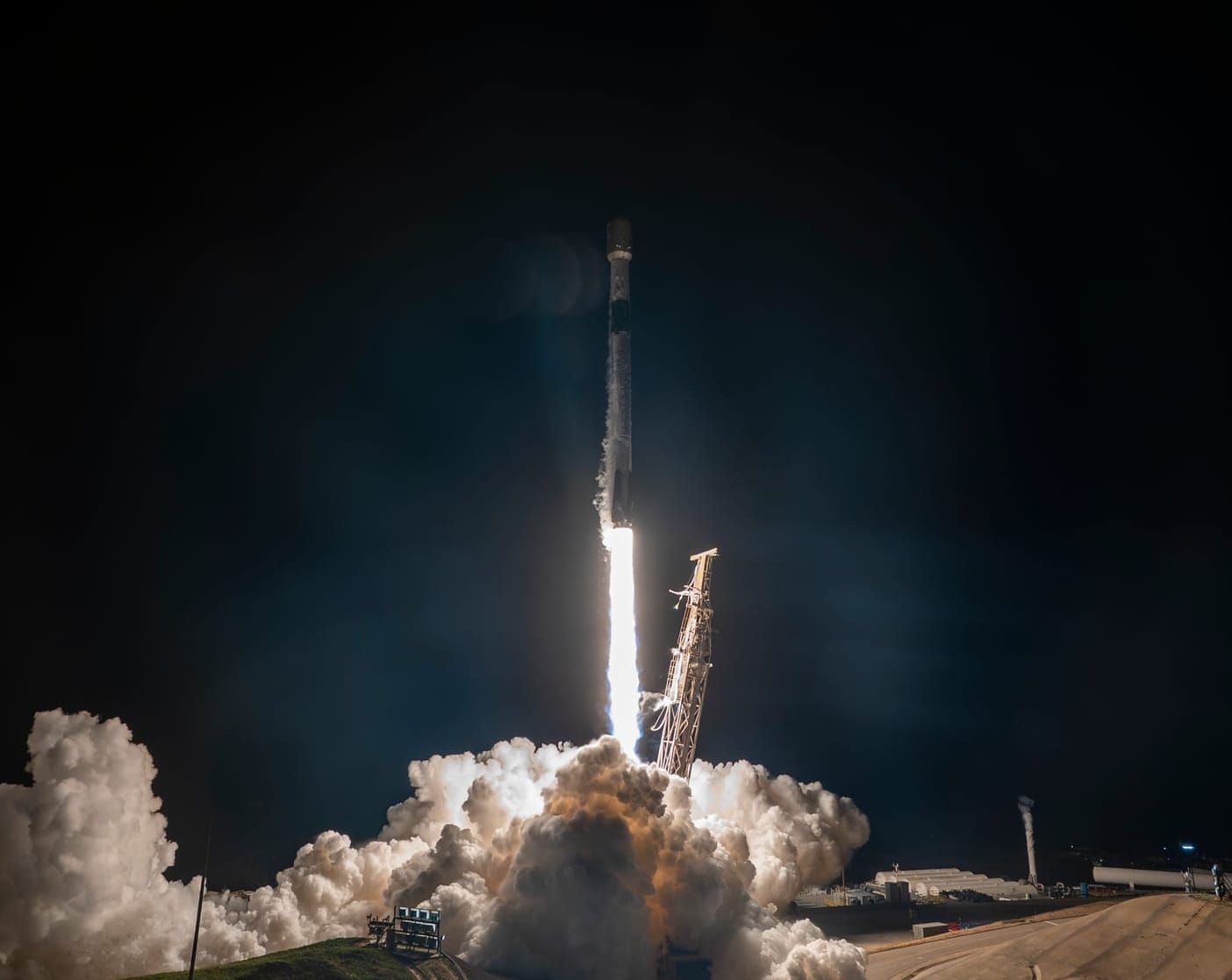 Falcon 9 departing from Space Launch Complex 4E for the Starlink Group 17-25 mission on February 21st. ©SpaceX