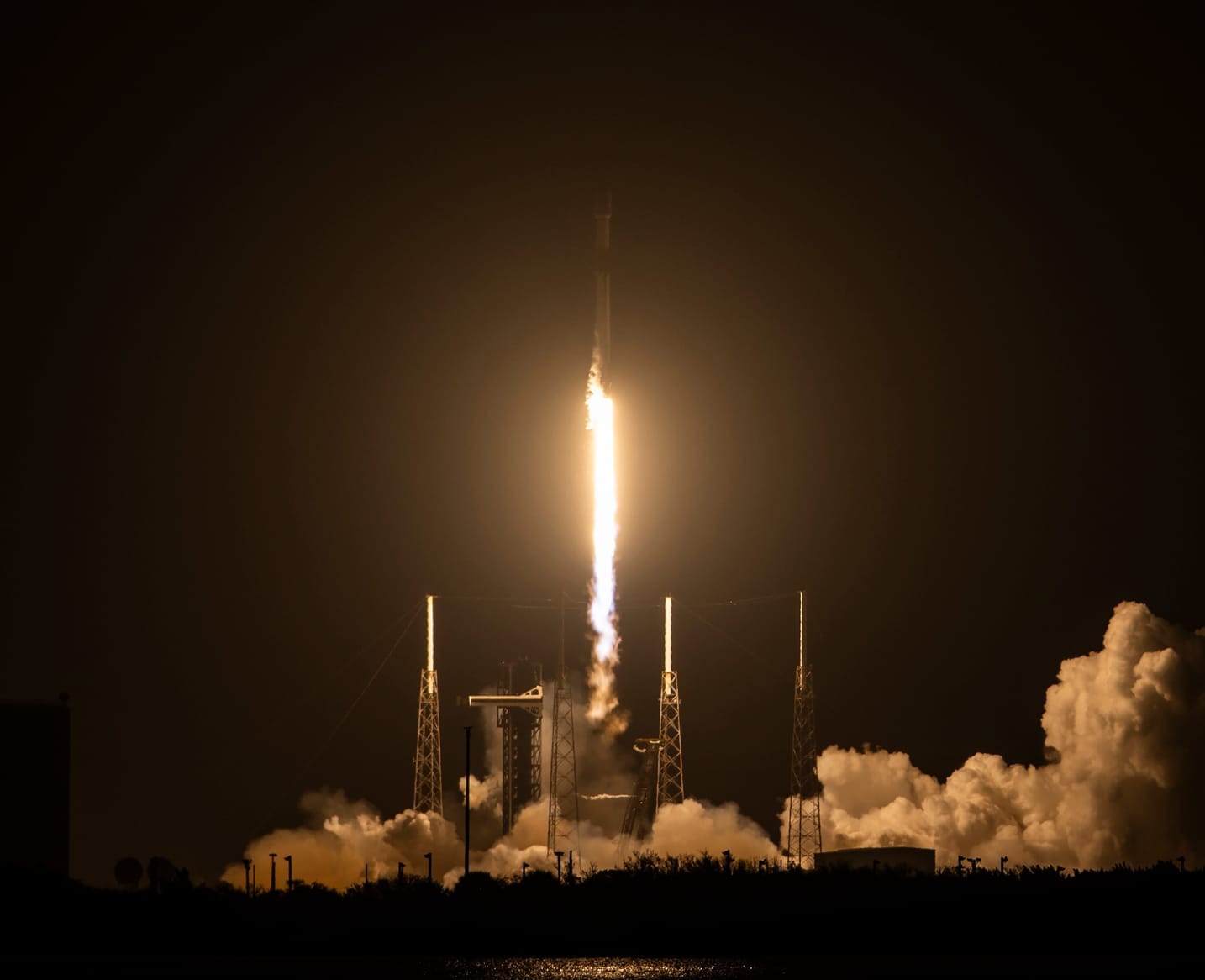 Falcon 9 lifting off from Space Launch Complex 40 for the Starlink Group 10-24 mission on April 14th 2026. ©SpaceX