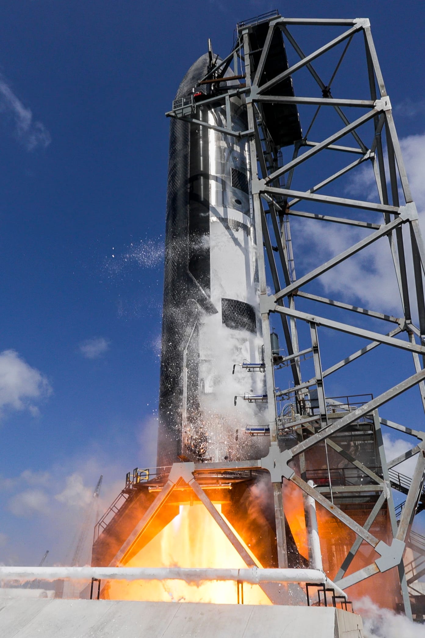 Ship 39 performing its six engine static fire on April 15th 2026. ©SpaceX