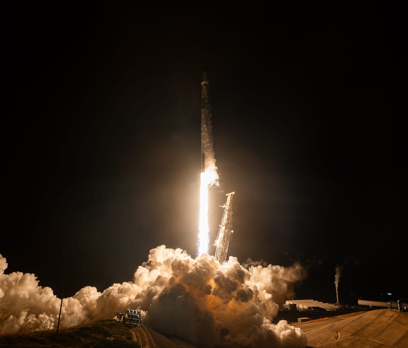 Falcon 9 lifting off from Space Launch Complex 4E for the Starlink Group 17-21 mission on April 11th 2026. ©SpaceX