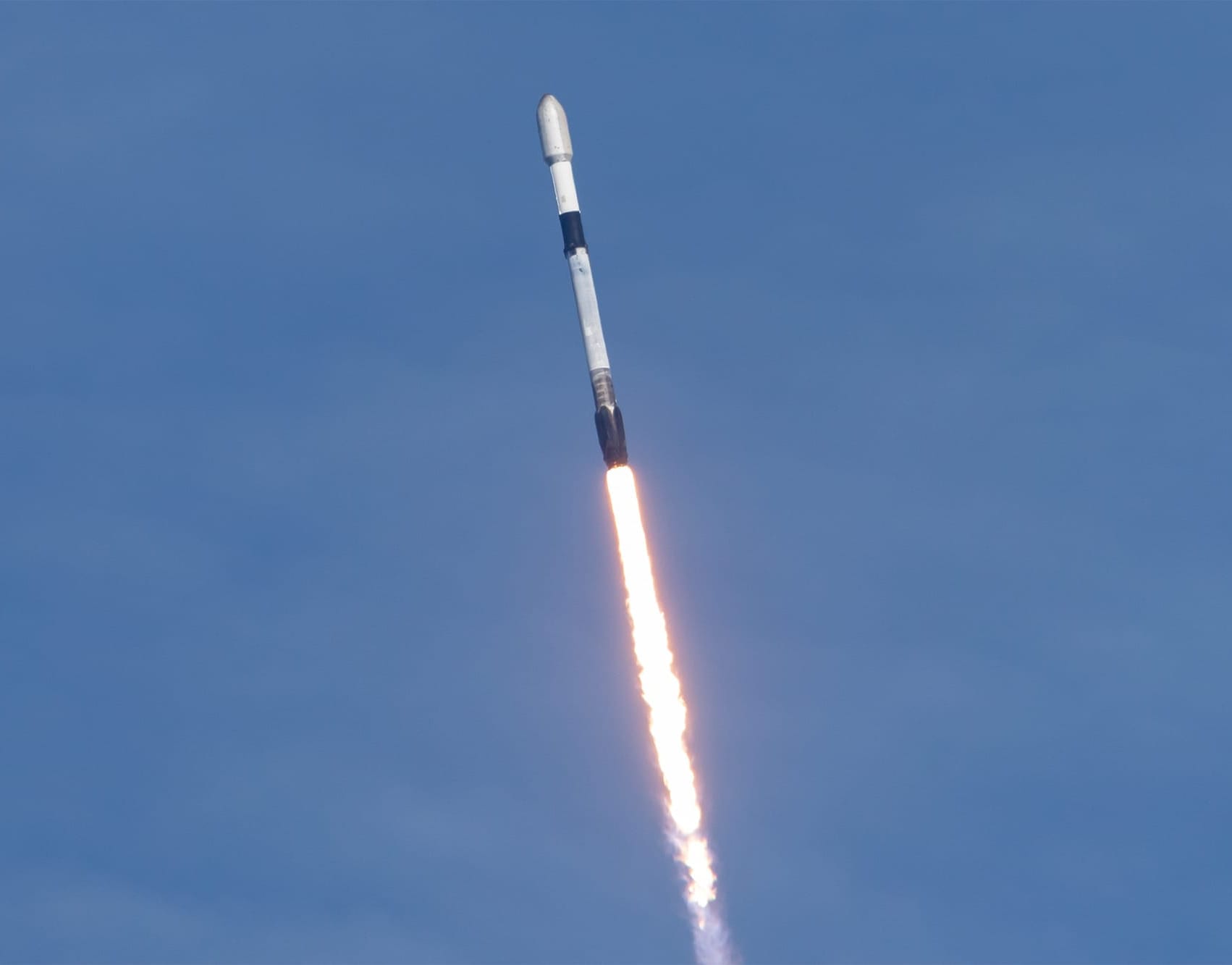 Falcon 9 during first-stage flight for the Starlink Group 17-22 mission on April 19th 2026. ©SpaceX