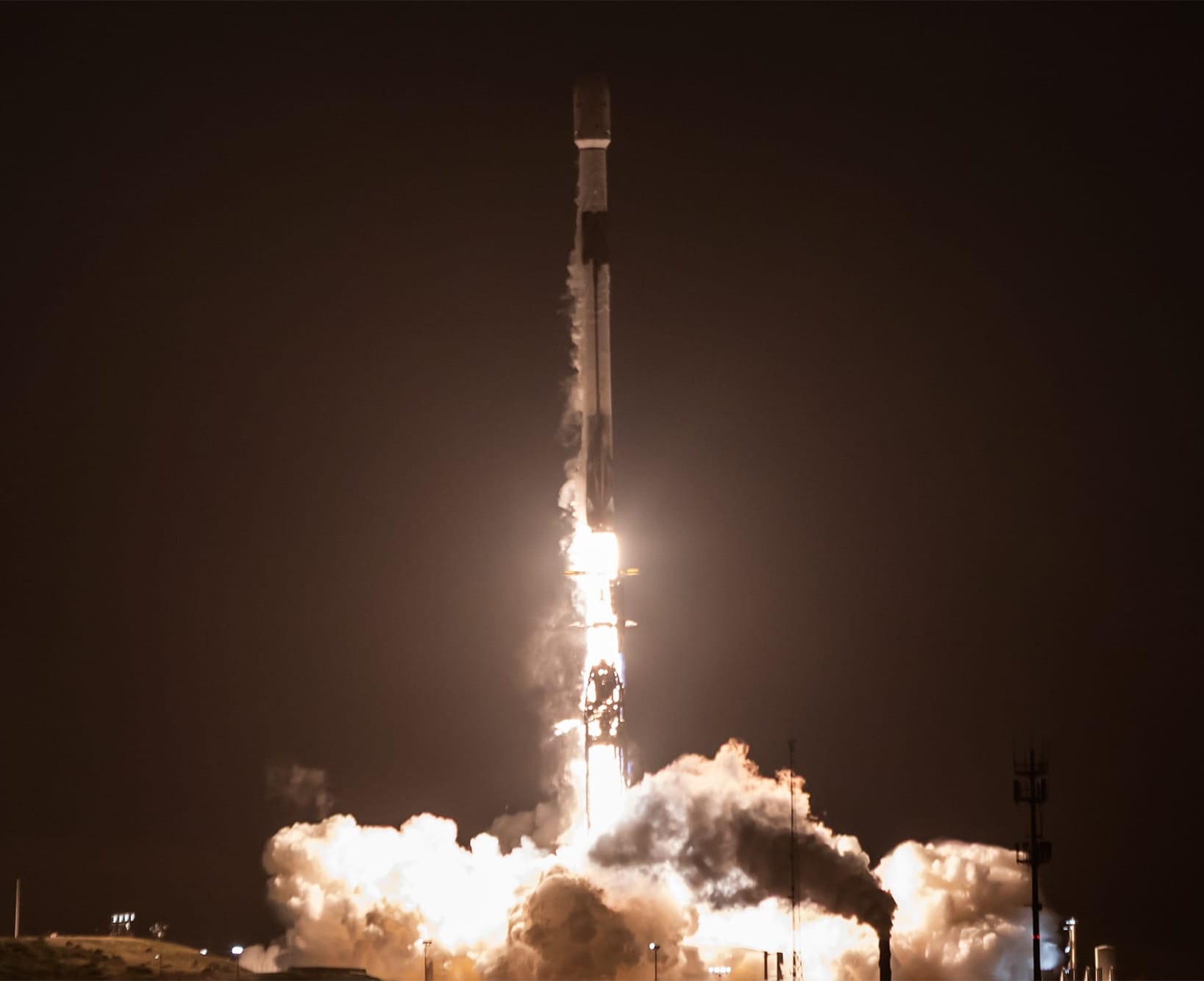 Falcon 9 lifting off from Space Launch Complex 4E for the Starlink Group 17-14 mission on April 23rd 2026. ©SpaceX