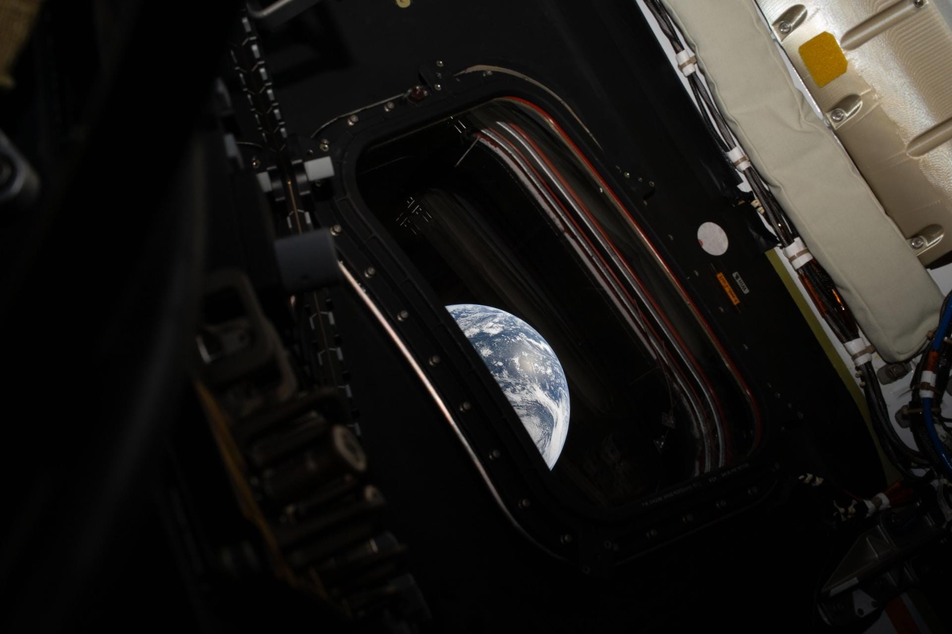 A view of Earth from tens of thousands of kilometers away through one of the Orion spacecrafts windows. ©Reid Wiseman/NASA