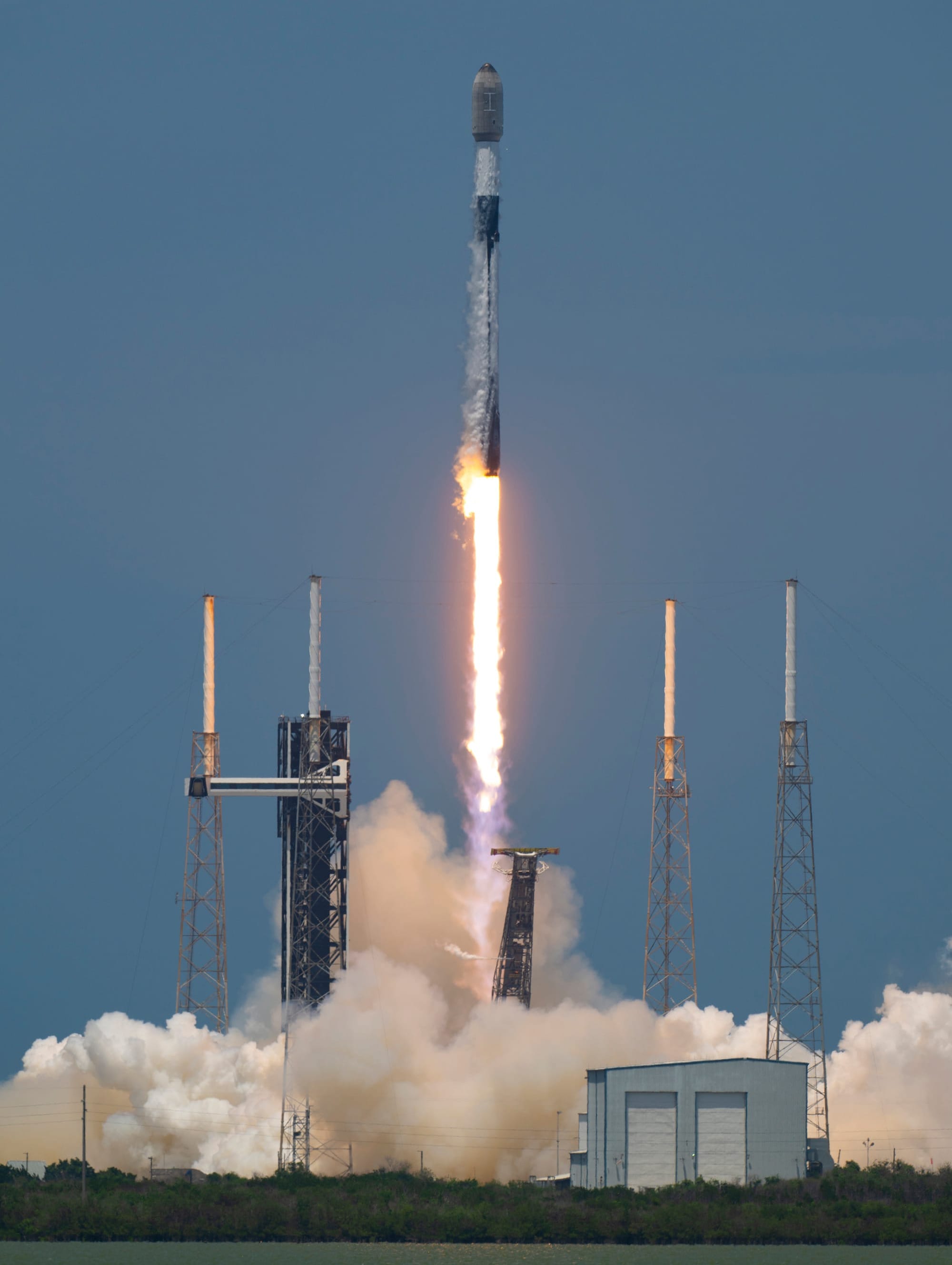 Falcon 9 departing Space Launch Complex 40 for the Starlink Group 10-38 mission on May 1st 2026. ©SpaceX