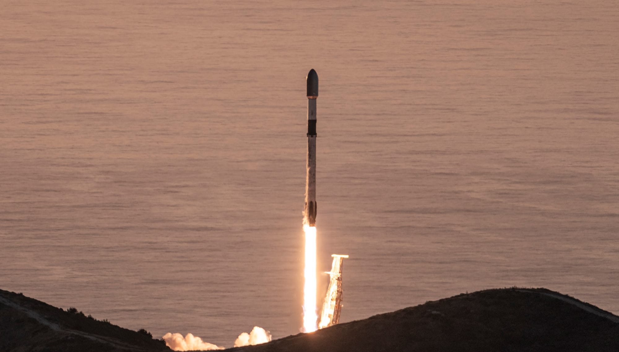 Falcon 9 leaving Space Launch Complex 4E for the Starlink Group 17-42 mission on May 20th 2026. ©SpaceX