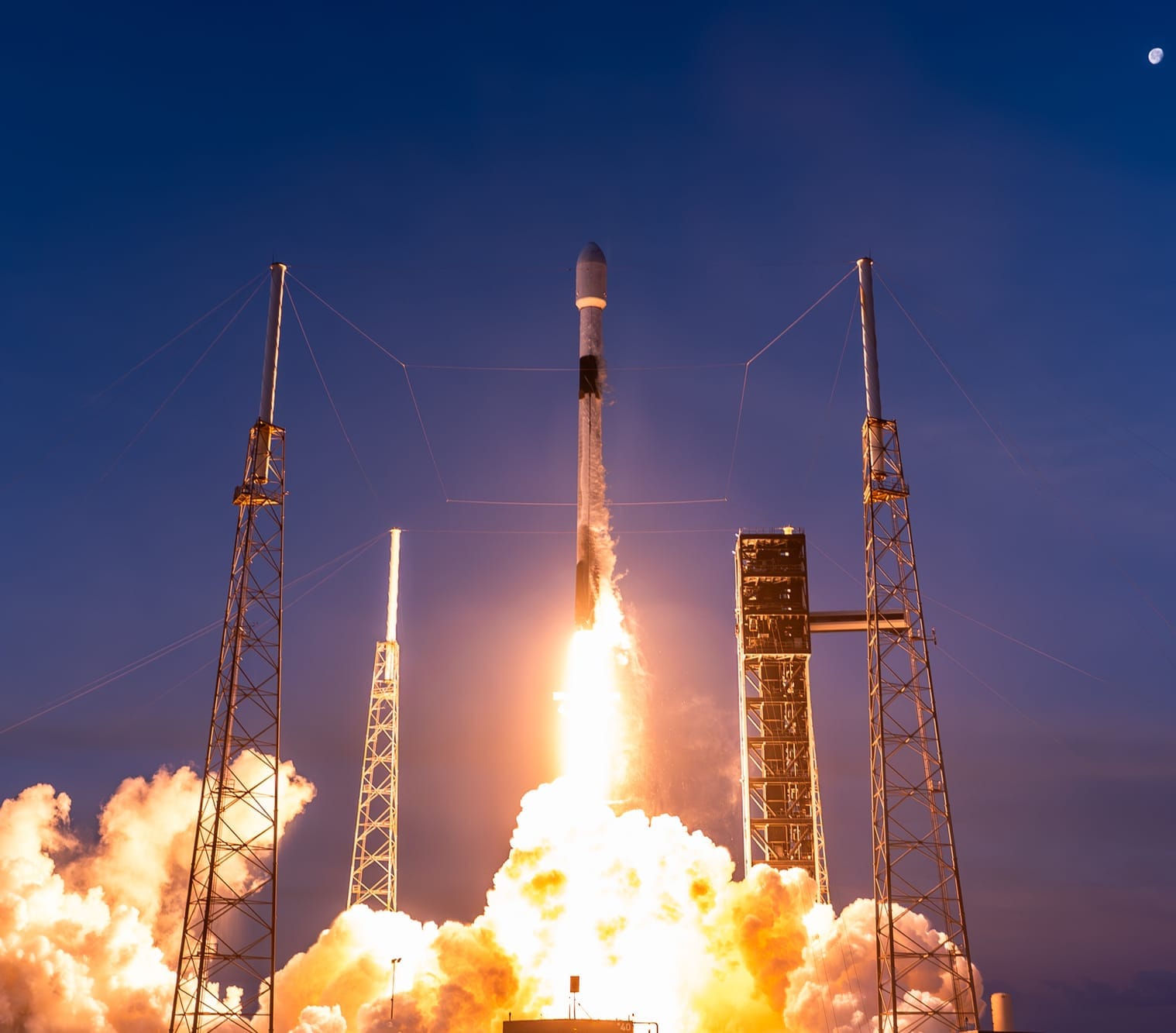 Falcon 9 lifting off from Space Launch Complex 40 for the Starlink Group 10-43 mission on June 4th 2026. ยฉSpaceX