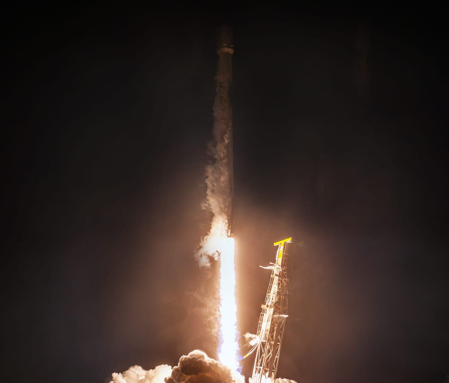 Falcon 9 departing from Space Launch Complex 4E for the Starlink Group 17-43 mission on June 7th 2026. ยฉSpaceX