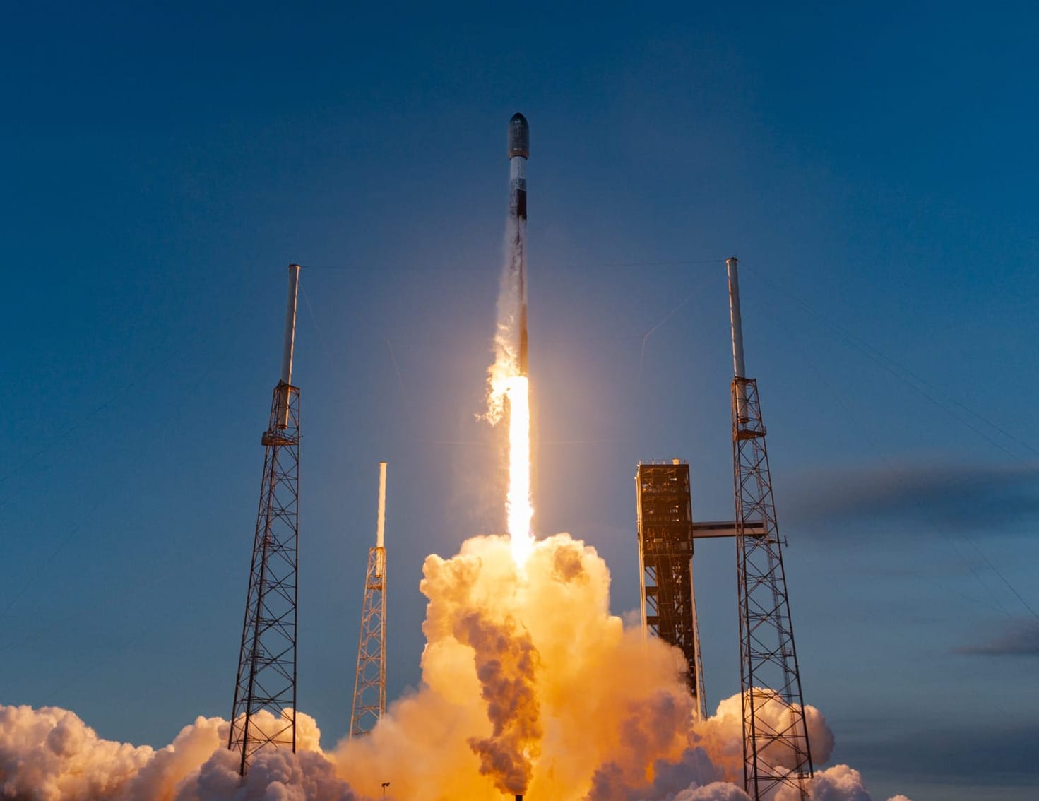 Falcon 9 departing from Space Launch Complex 40 carrying the first 'Starfall' capsule on June 23rd 2026. ©SpaceX