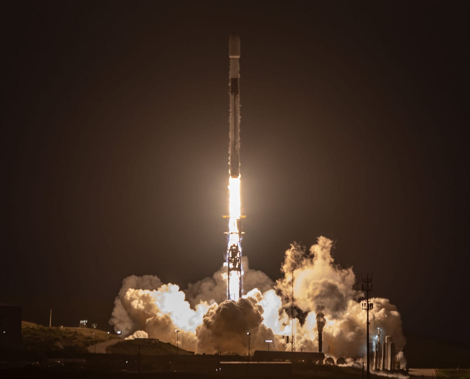 Falcon 9 lifting off from Space Launch Complex 4E for the Starlink Group 17-45 mission on June 25th 2026. ©SpaceX