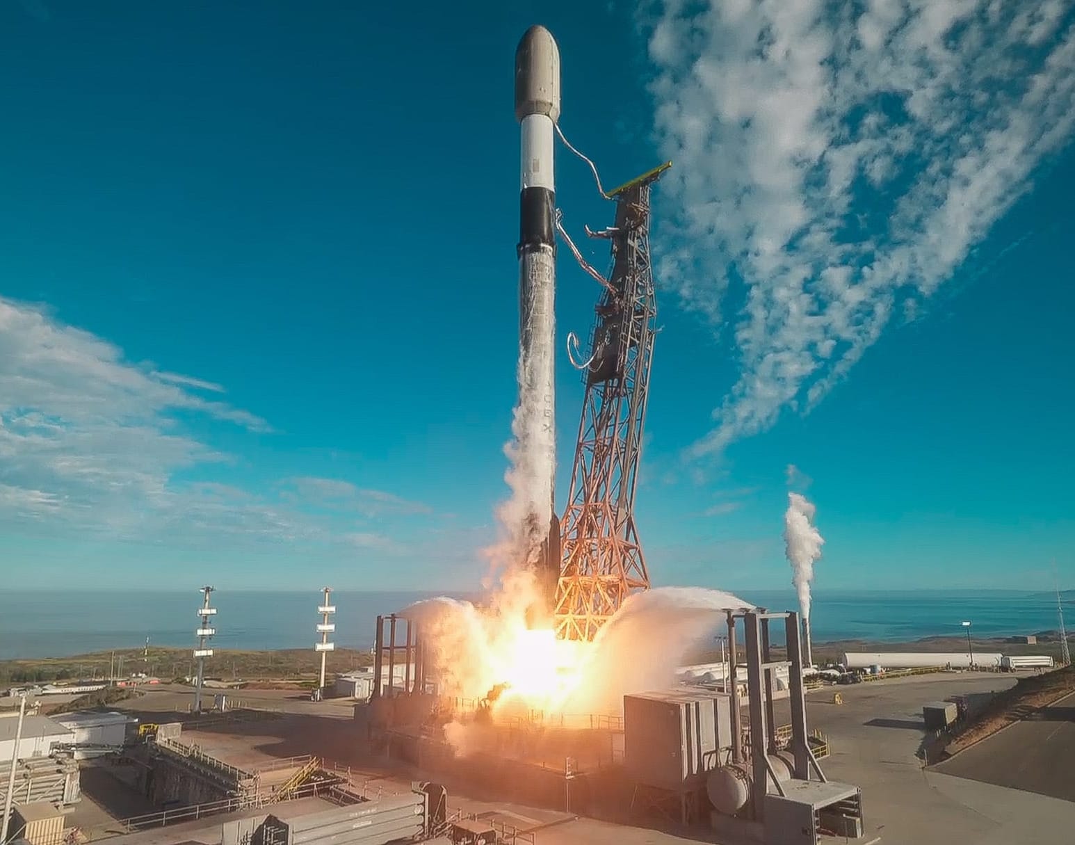 Falcon 9 leaving Space Launch Complex 4E to launch the Starlink Group 17-39 mission on July 21st 2026. ©SpaceX
