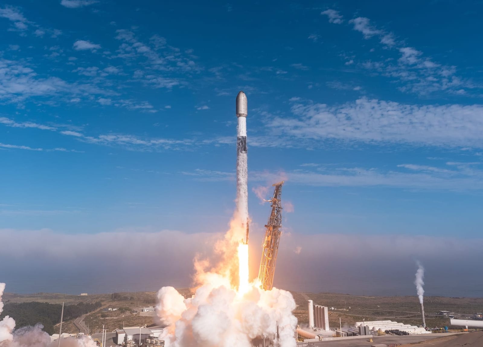 Falcon 9 lifting off from Space Launch Complex 4E for the Starlink Group 17-51 mission on July 25th 2026. ©SpaceX