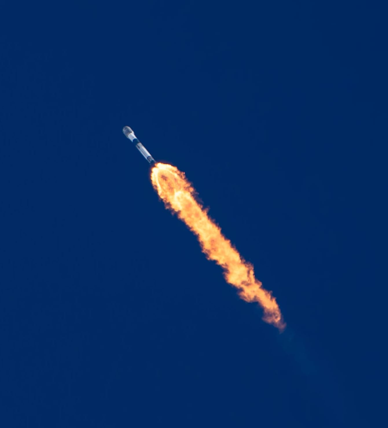 Falcon 9 gaining speed away from Space Launch Complex 4E for the Starlink Group 17-53 mission on August 4th 2026. ©SpaceX