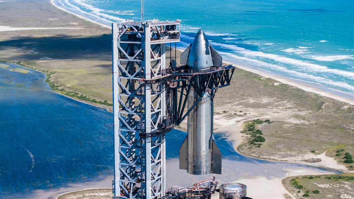 Ship 25 being stacked atop of Booster 9 in Starbase, Texas. ©SpaceX