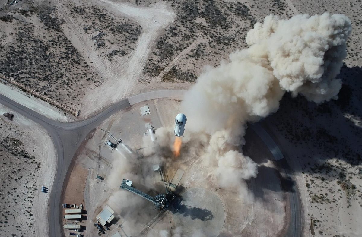 New Shepard lifting off from its launch pad. ©Blue Origin