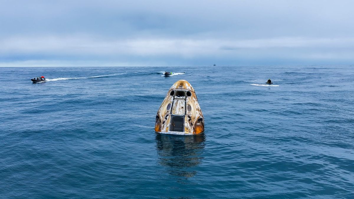 The Crew Dragon capsule for the Axiom-3 mission floating in the ocean. ©SpaceX