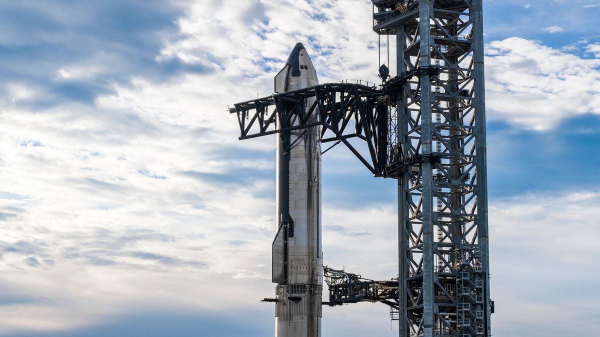 Ship 28 atop of Booster 10 at Starbase, Texas. ©SpaceX