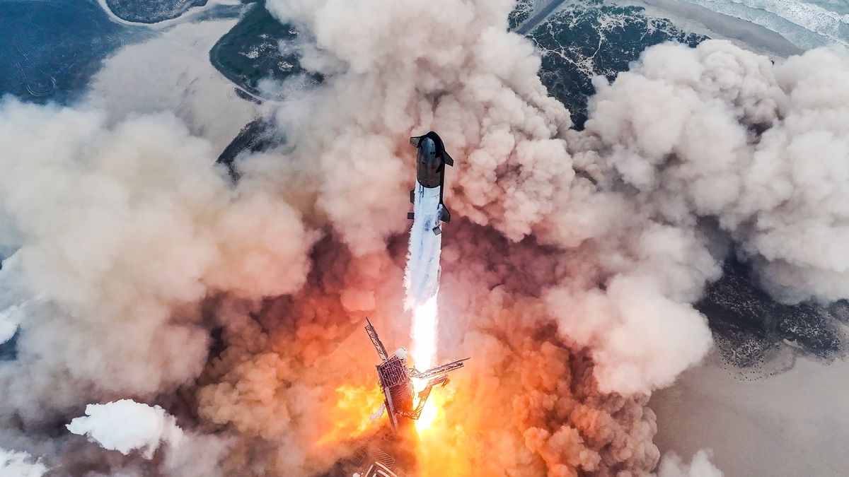 Ship 29 and Booster 11 lifting off from Texas. ©SpaceX