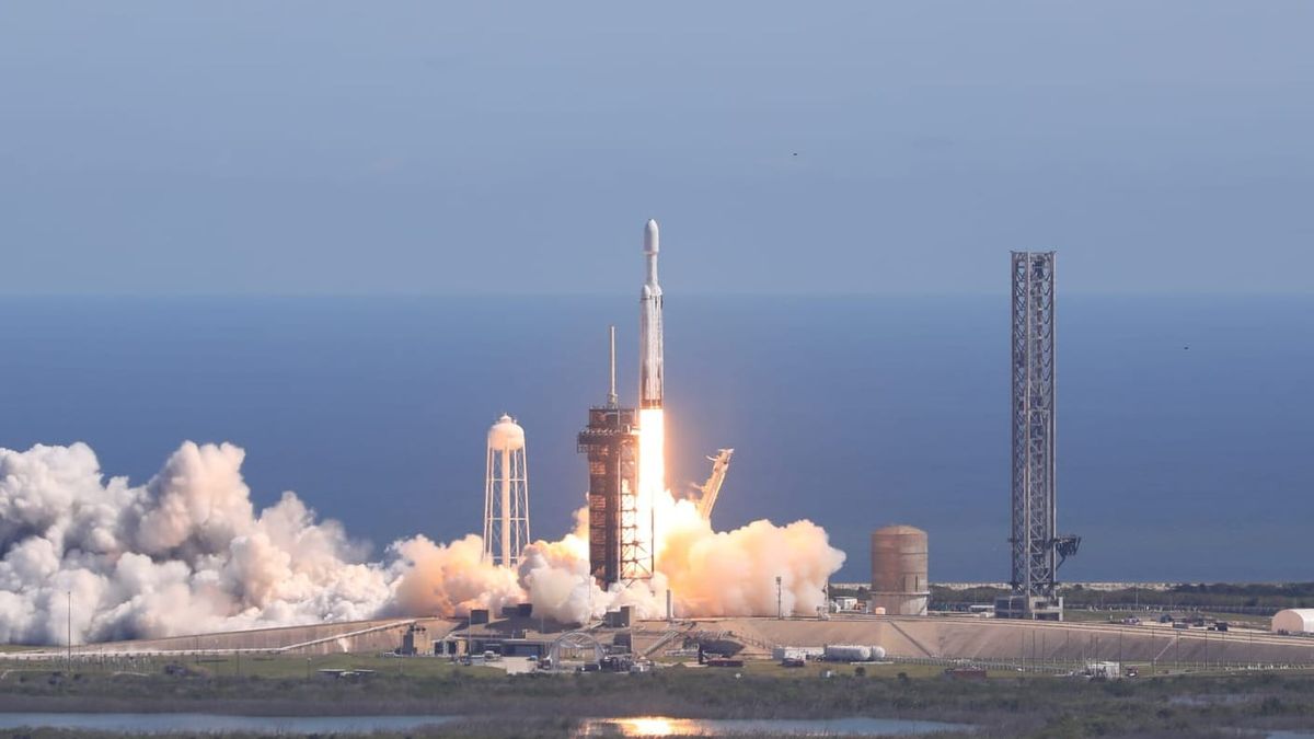 Falcon Heavy lifting off with Europa Clipper ©Kim Shiflett/NASA