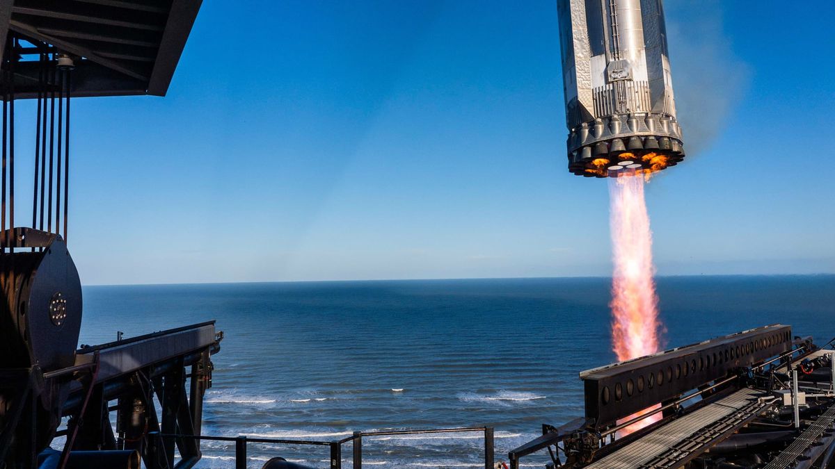 Super Heavy Booster 14 during its tower catch. ©SpaceX