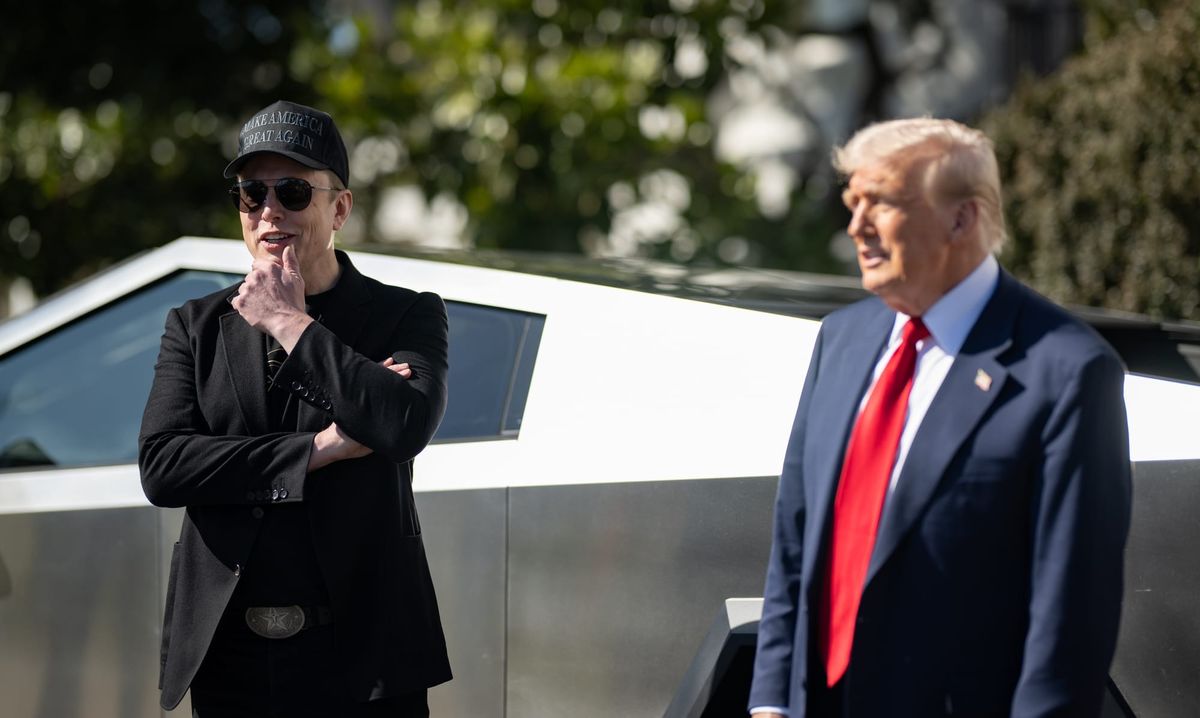 Elon Musk sells Tesla's on the White House lawn. ©Trump White House, 2025-2029