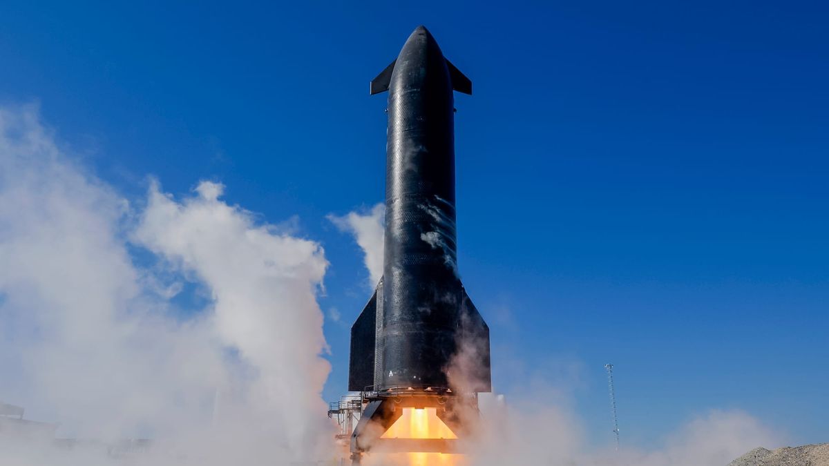 Ship 35 during a static fire test ahead of its flight. ©SpaceX