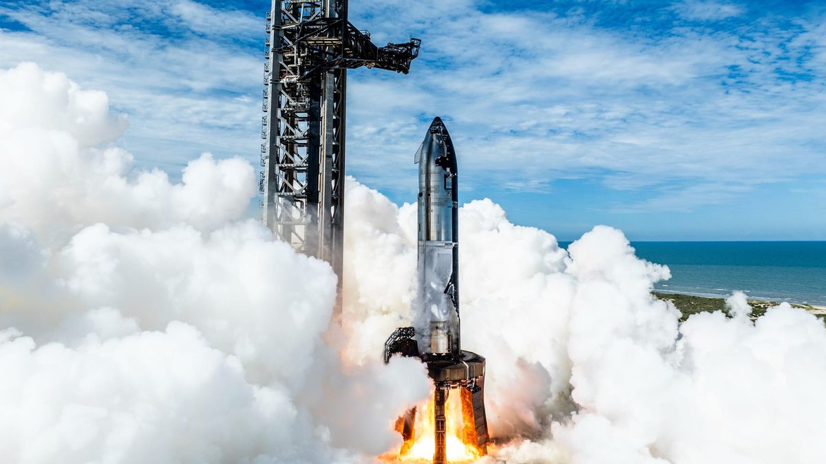 Ship 37 performs a pre-launch static fire test. ©SpaceX