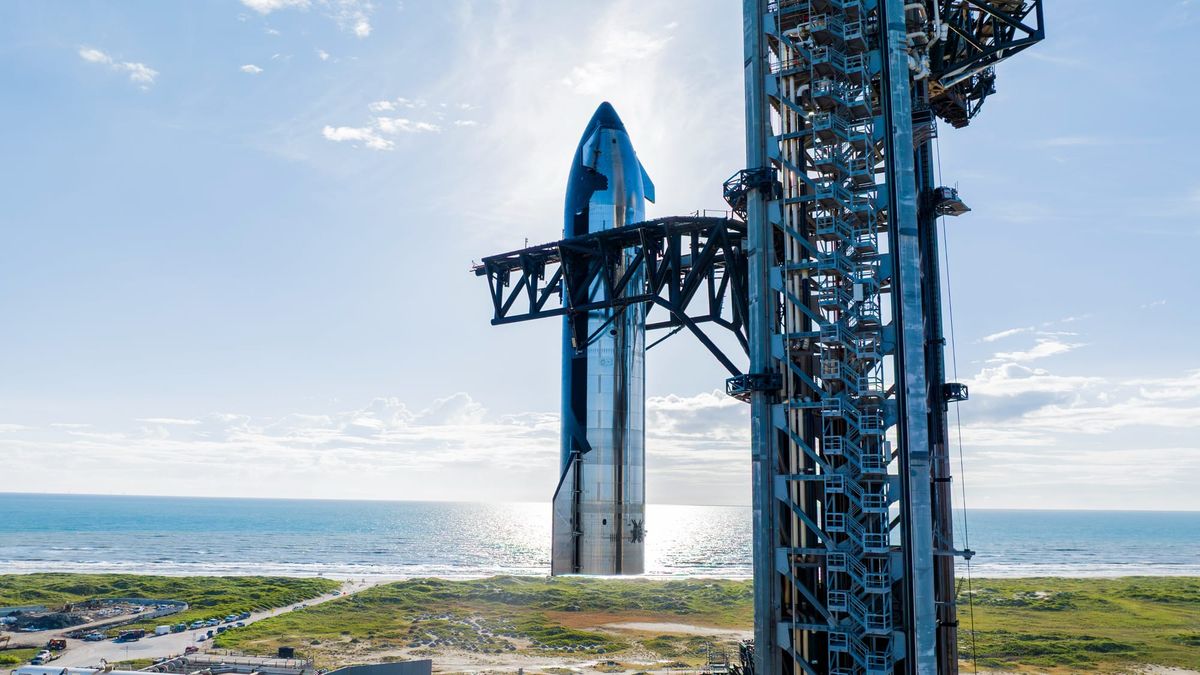 Ship 38 being lifted onto the Orbital Launch Mount. ©SpaceX