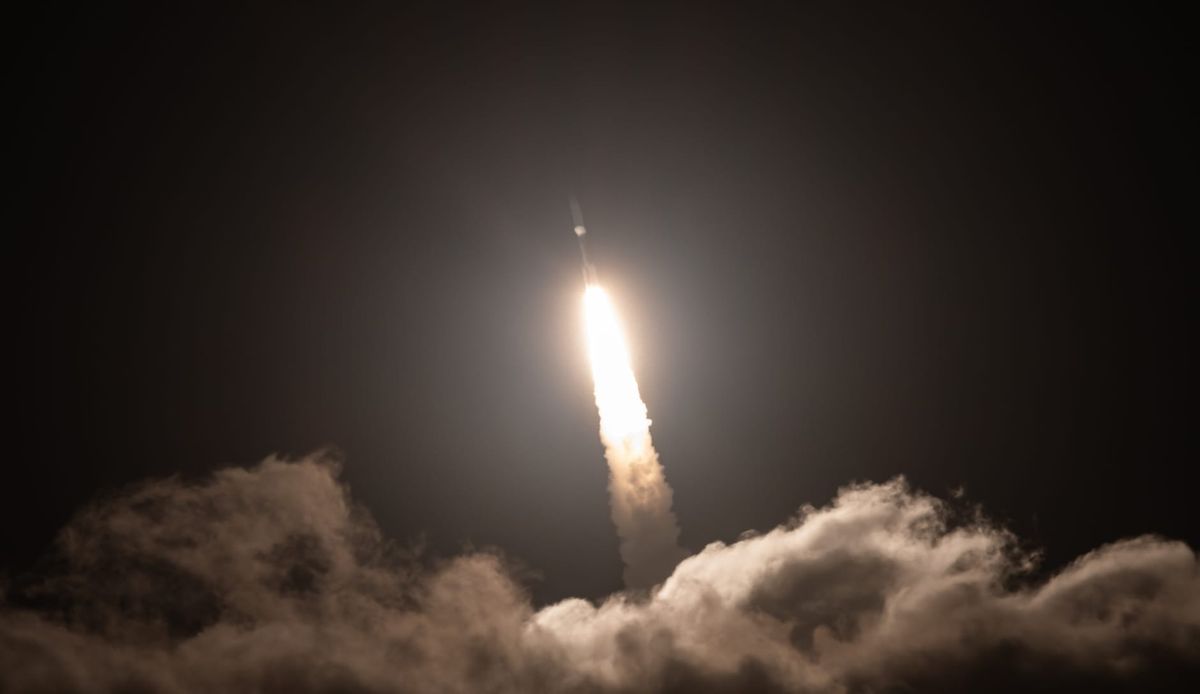 Atlas V during first-stage flight on December 16th. ©Derek Newsome