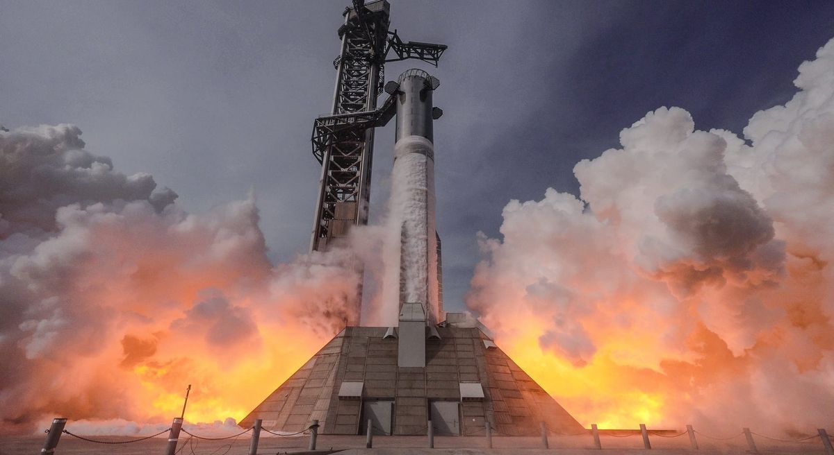 Super Heavy Booster 19 performing its first thirty-three engine static fire on its launch pad. ©SpaceX