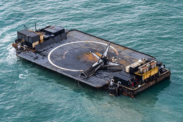 Record-setting Falcon 9 booster stumbles into port