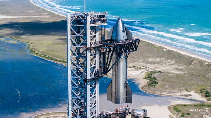 Ship 25 being stacked atop of Booster 9 in Starbase, Texas. ©SpaceX