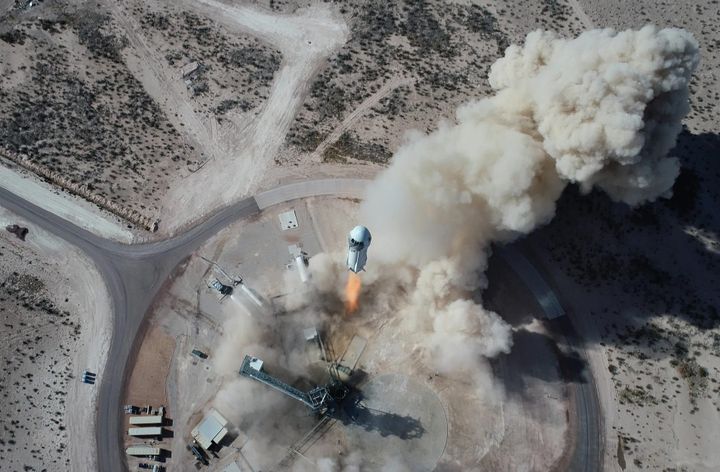 New Shepard lifting off from its launch pad. ©Blue Origin