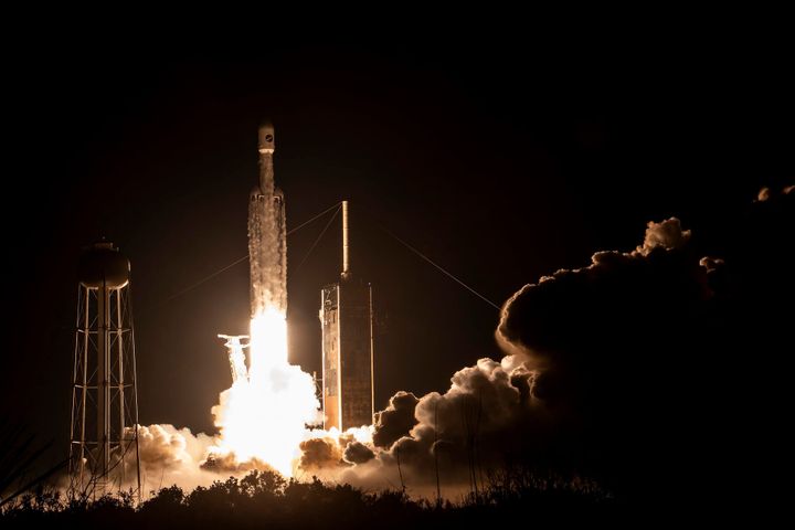 Falcon Heavy lifting off for USSF-52. ©SpaceX
