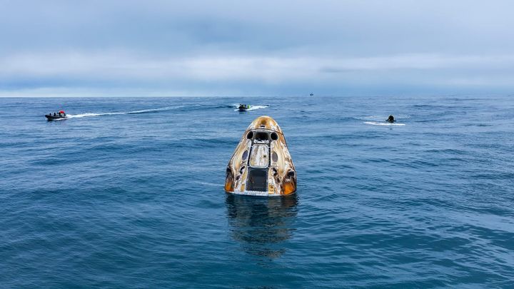 The Crew Dragon capsule for the Axiom-3 mission floating in the ocean. ©SpaceX