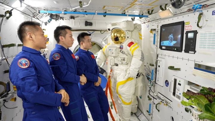 The crew of Shenzhou-17 tuning into the launch of Tianzhou-7. ©China Manned Space Agency