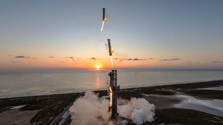 Booster 12 during its tower catch for Starship-Super Heavy's fifth flight test. ©SpaceX
