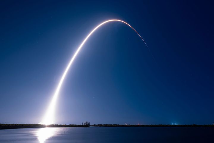 A long exposure photo of Falcon 9 for the launch of Blue Ghost and Hakuto-R. ©SpaceX