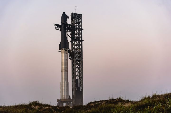 Starship-Super Heavy ahead of its eighth flight test. ©SpaceX
