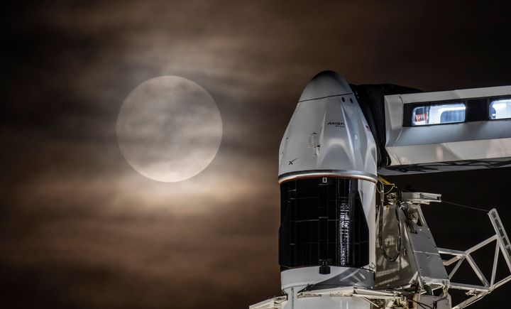 Crwe Dragon atop of Falcon 9 for Axiom-4. ©SpaceX