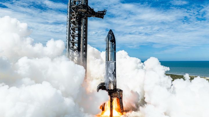 Ship 37 performs a pre-launch static fire test. ©SpaceX