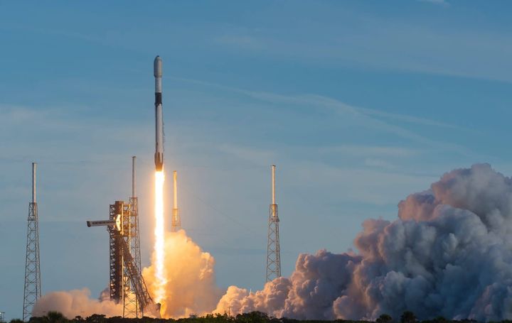 Falcon 9 lifting from Launch Complex 40 for the KF-02 mission. ©SpaceX