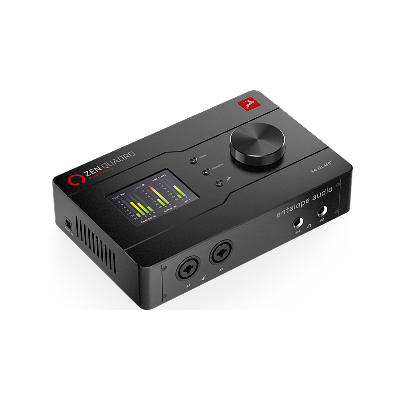 Antelope Zen Quadro Synergy Core 機身斜視圖：頂面有彩色螢幕、GAIN 與 HP／MON 按鍵、大旋鈕，前方有 A1、A2 複合輸入與兩個耳機孔