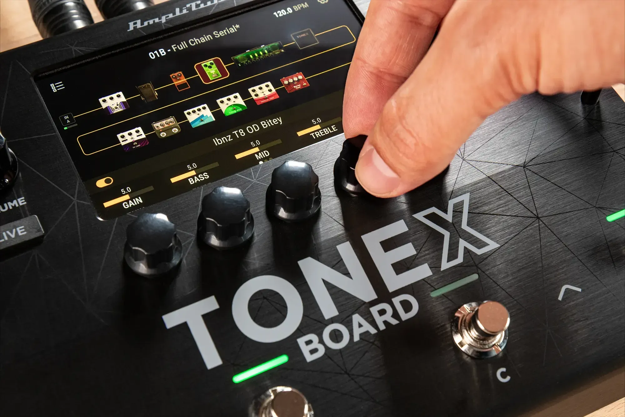 TONEX Board 的 5 吋觸控螢幕顯示完整訊號鏈，手正在轉其中一顆參數旋鈕
