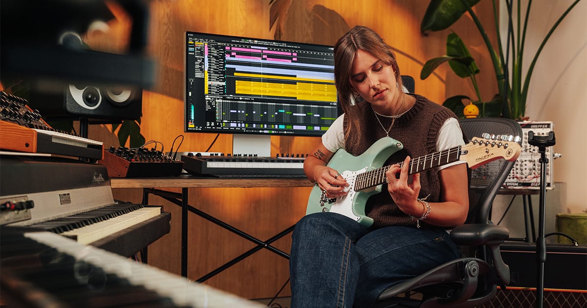 Cubase 15 官方情境圖：使用者在工作室以 Cubase 編曲