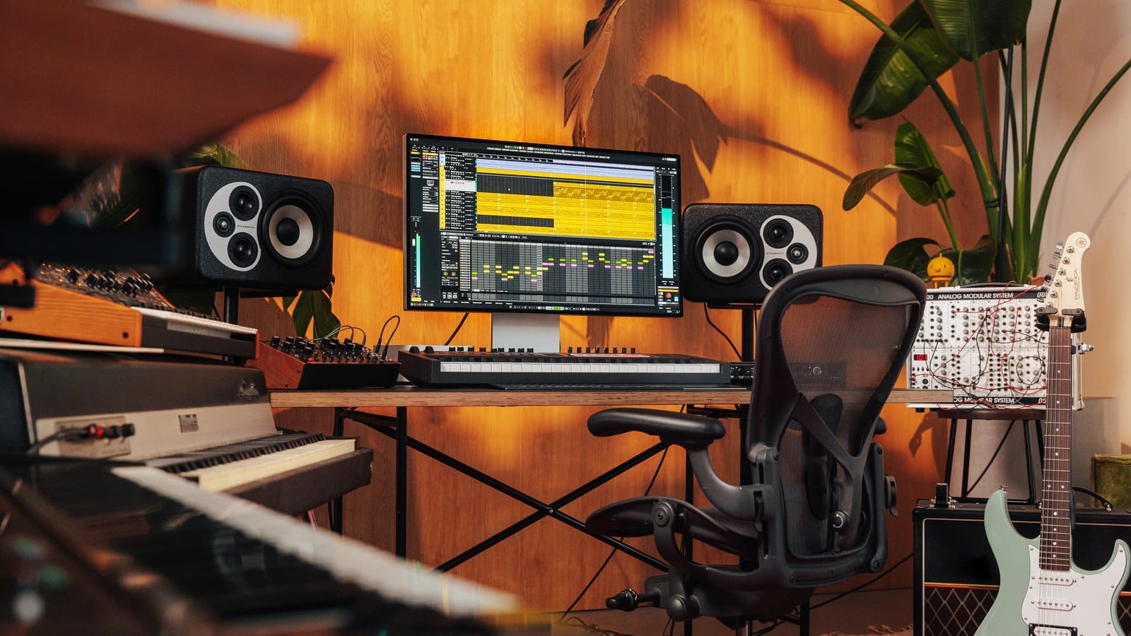 Cubase 15 官方新聞稿情境圖：工作室桌上的螢幕開著 Cubase