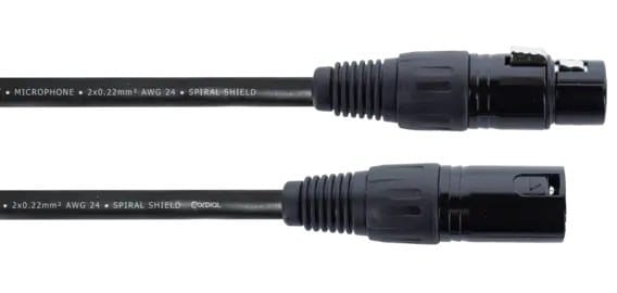 XLR 母頭與 XLR 公頭的接頭特寫,黑色線身上有 Cordial 字樣