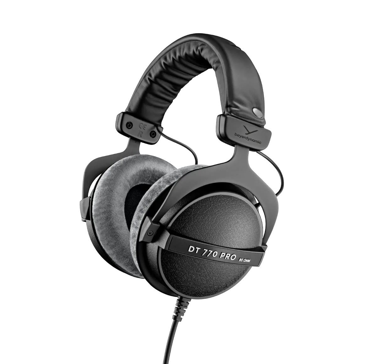 Beyerdynamic DT 770 PRO 封閉式監聽耳機的立體外觀，耳罩背面是封閉的，連著一條黑色耳機線
